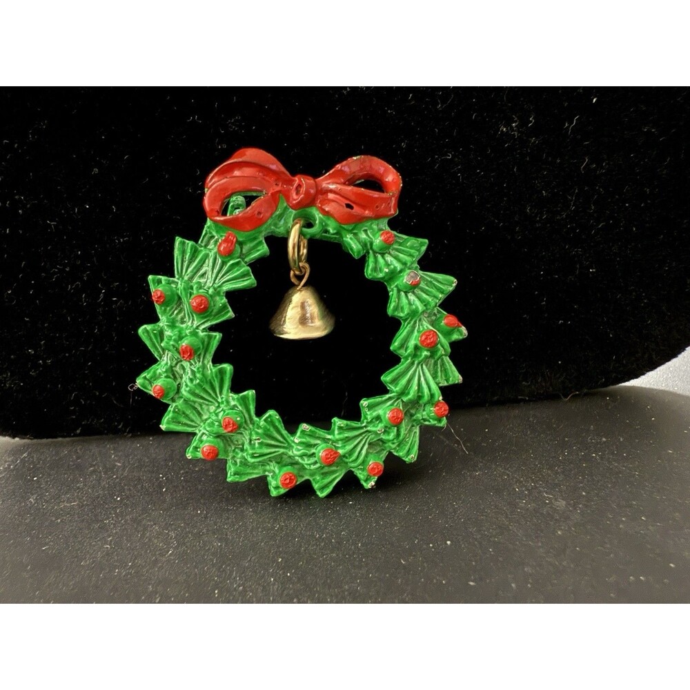 Vintage American Christmas Enamel Wreath Brooch Pin With Gold Tone Bell 1970s
